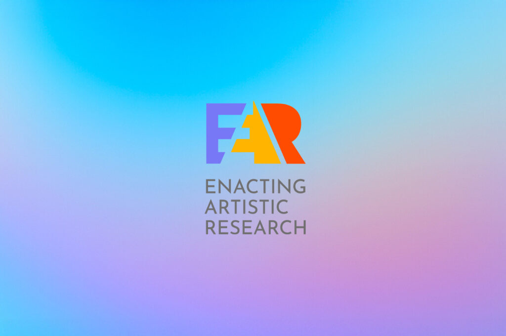 L'immagine raffigura il logo EAR su sfondo sfocato azzurro, rosa e lilla.