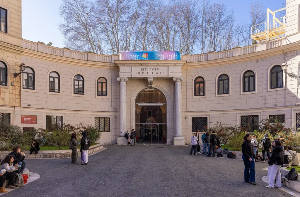 L'immagine raffigura l'ingresso dell’Istituto di Belle Arti di Roma